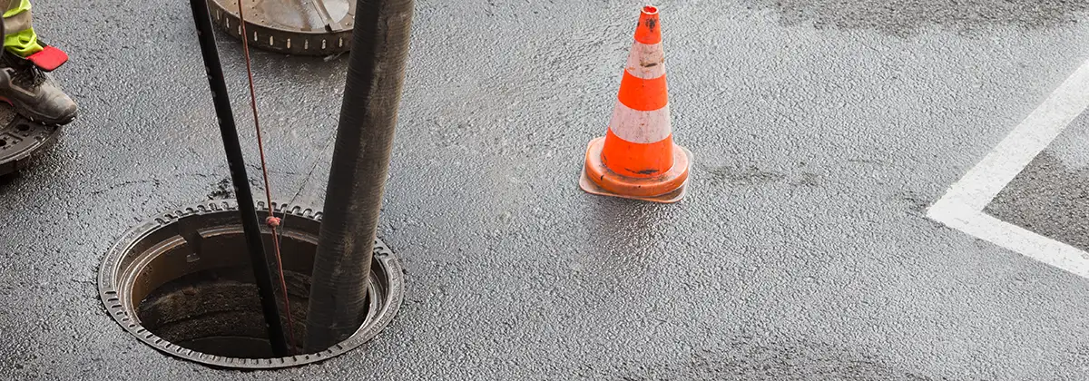 Arbeiter reinigt Abwasserkanal