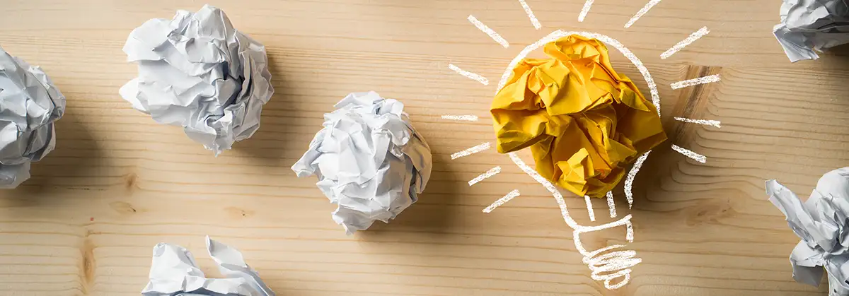 Papierkugeln als Symbol für Ideen